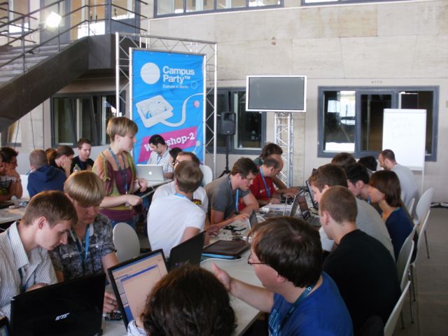 Leading a Codasign Arduino workshop at Campus Party.